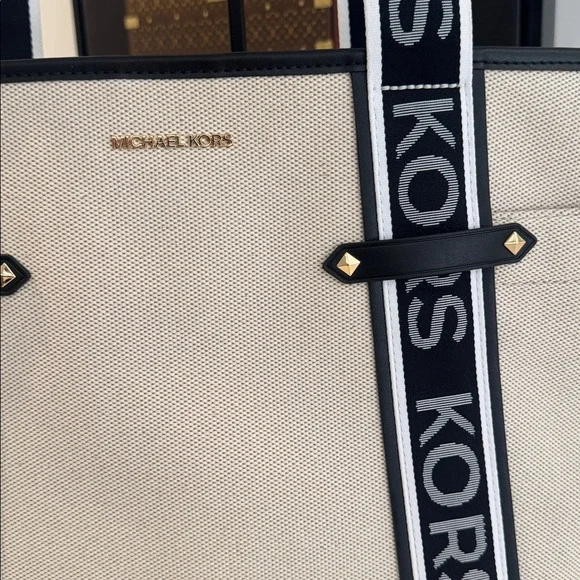 Stunning Michael Kors Large Tote - Picture 3 of 15